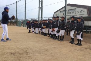 ・キャッチボール指導　　　　　　　　　　　　　　　　　　　　　　　　　鹿島　柳内選手と子供達