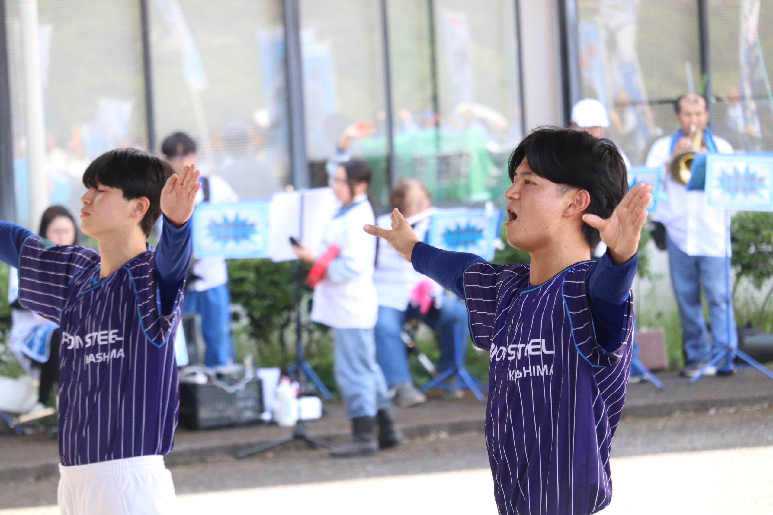 野球部へエールを送る応援団と吹奏楽部